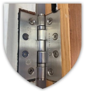 Three hinges ?